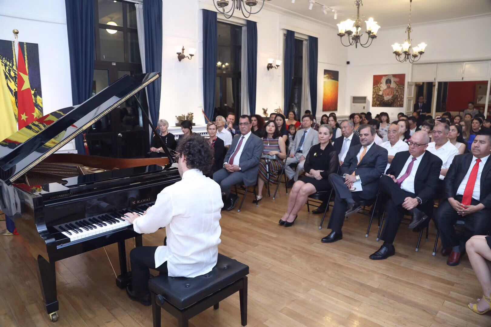 Mauricio Arias ofreció recital de piano en Beijing
