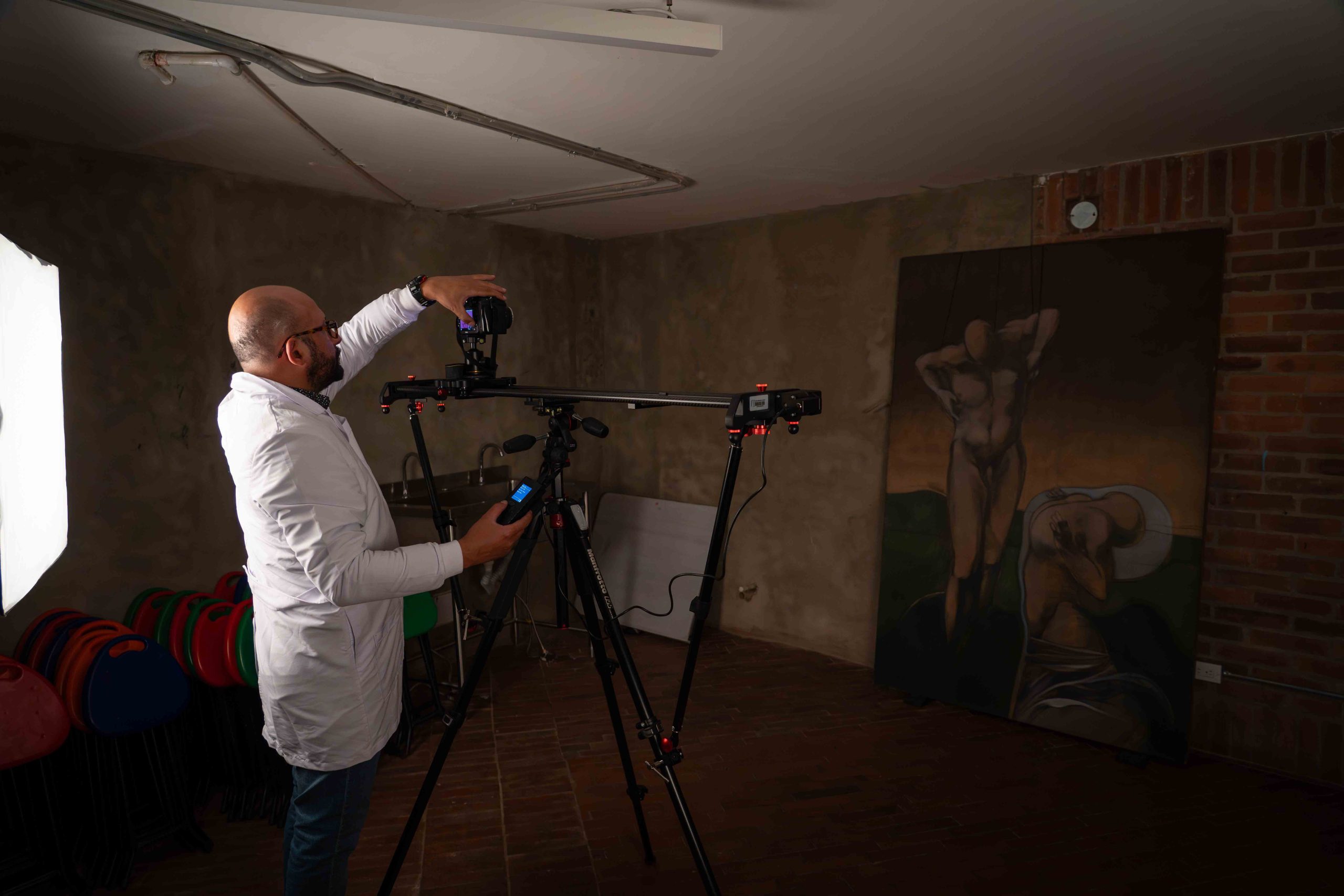 El LEAP realiza los estudios científicos para el tríptico “Pintura Anecdótica” de Luis Caballero en el Mambo | Uniandes