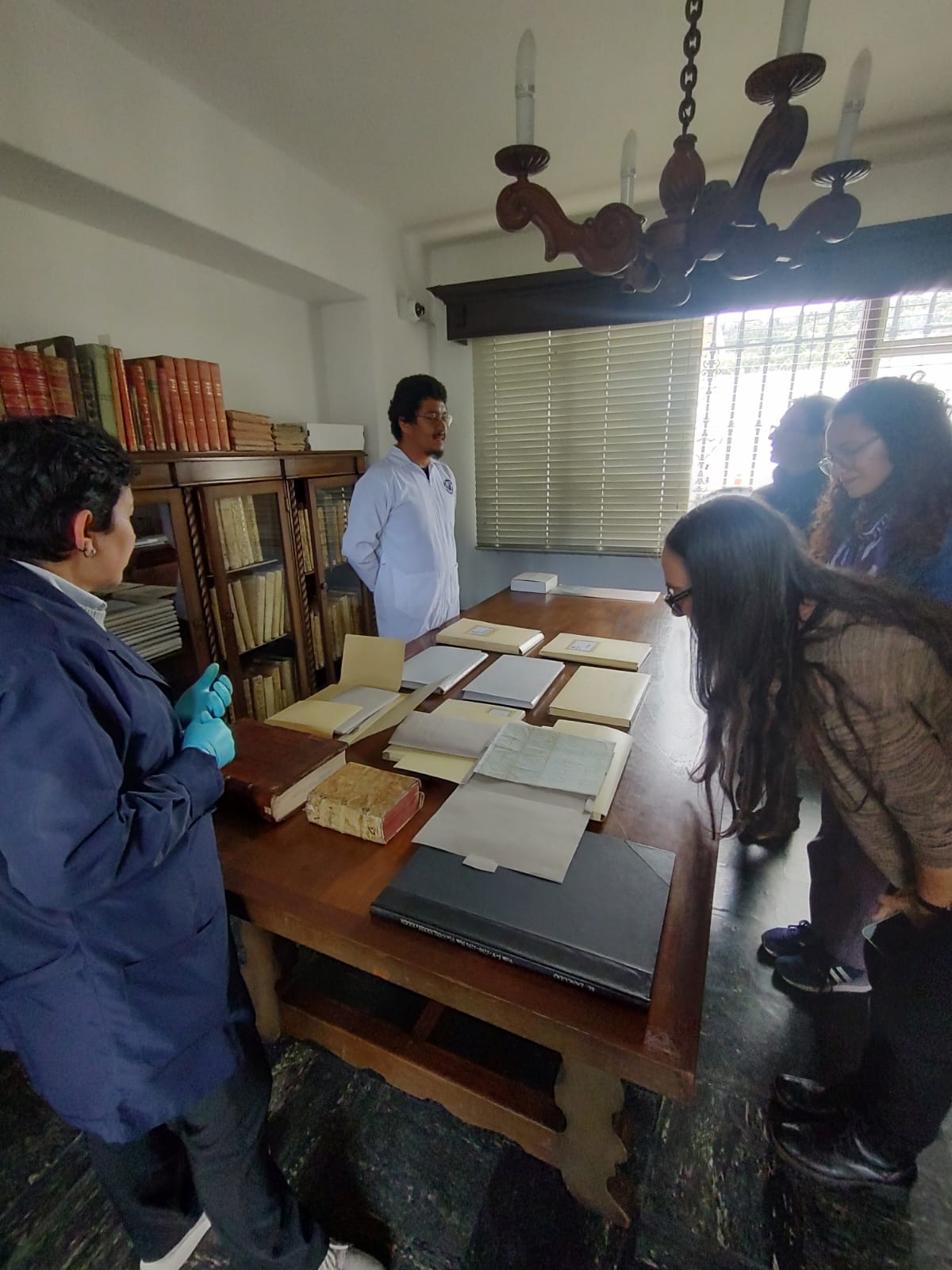 Visita con la investigadora Marina Garone Gravier a la Imprenta Patriótica Visita con la investigadora Marina Garone Gravier a la Imprenta Patriótica