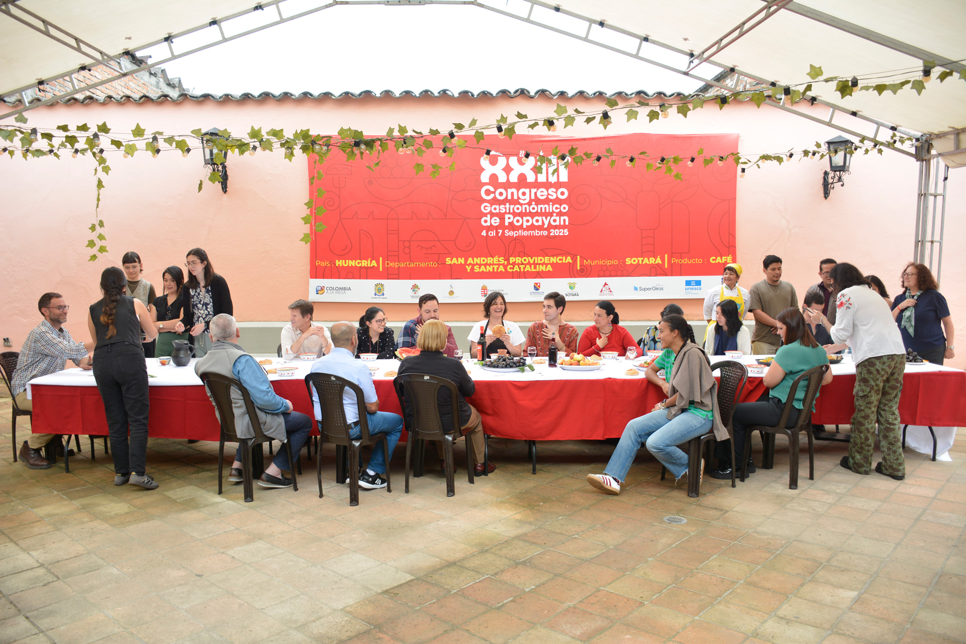 La última, pero con cubiertos: un seminario-taller internacional donde comer, conversar y aprender se unen alrededor de una pintura de 1780 en Popayán.